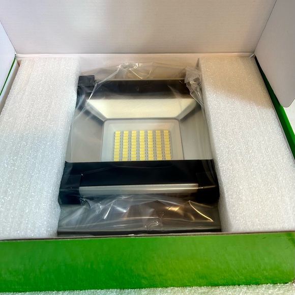 Viugreum 30w/110v LED Flood Light Warm White Outdoor Spotlight - JPD5PT30W/110V - Picture 3 of 9